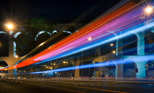 Movimento nos Arcos da Lapa a noite