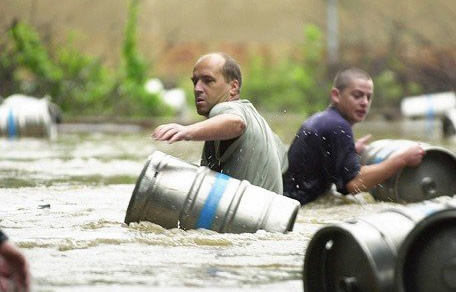 Homens numa inundação de cerveja