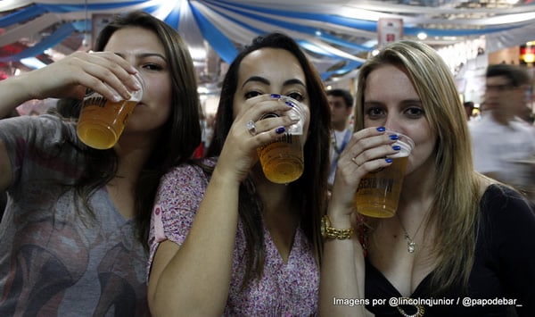 Trio de mulheres bebendo chopp