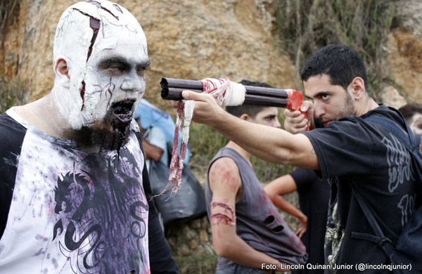 Zumbi com uma arma na cabeça