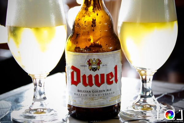 Garrafa e copos da cerveja Duvel