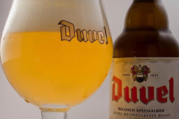 Garrafa e taça da cerveja Duvel