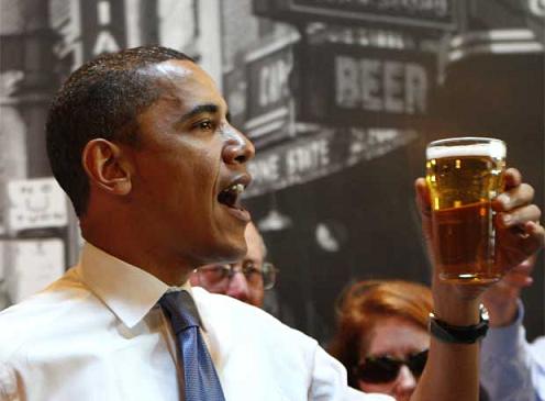 Obama segurando um copo de cerveja