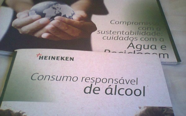 Panfletos sobre sustentabilidade da Heineken