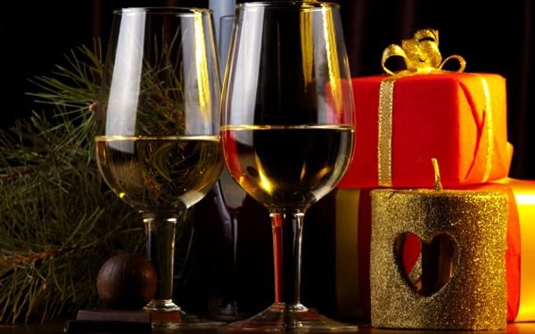 Taças de Vinho com presentes de natal