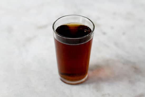 Copo com whisky e coca-cola