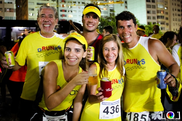 Galera bebendo cerveja depois de correr