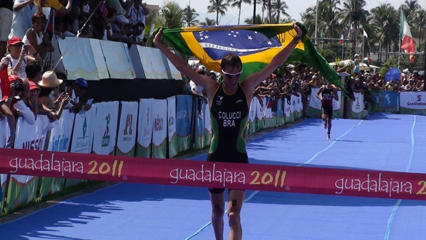 Homem finalizando uma corrida