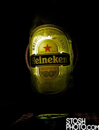 Garrafa da cerveja Heineken no escuro