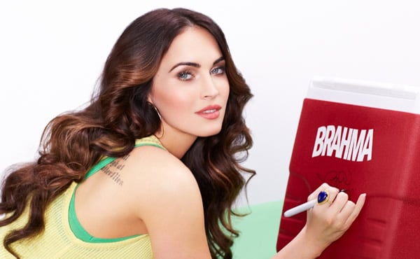 Megan Fox com um barril da Brahma