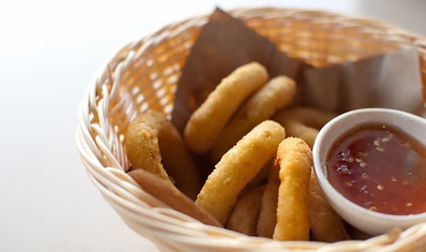 Cesta com onion rings