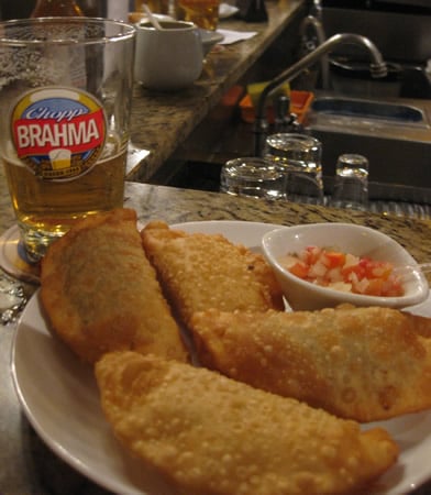 Pastéis e um chopp