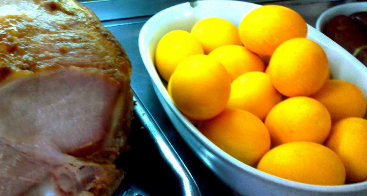 Pernil e ovos coloridos de boteco