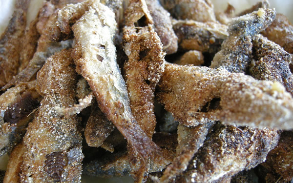 Porção de sardinha frita