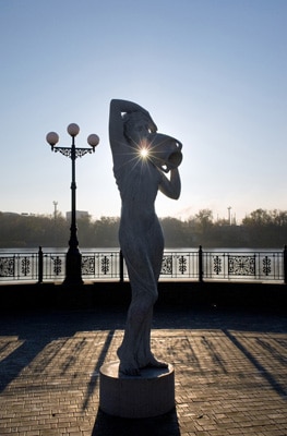 Estátua de Afrodite contra o sol