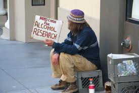 Mendigo segurando uma placa Alcohol Research