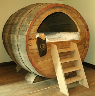 Cama dentro de um barril de cerveja