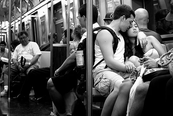 Casal dentro do metrô