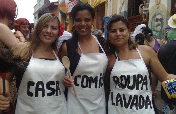 Três mulheres fantasiadas de Casa, comida e Roupa Lavada