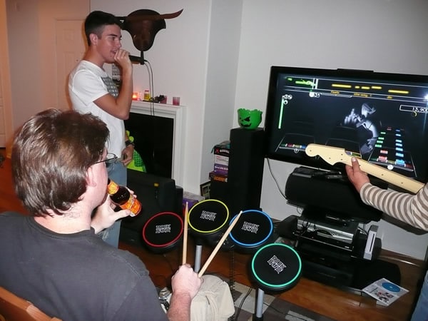 Galera jogando Rock Band e bebendo