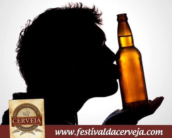 Homem beijando uma garrafa de cerveja