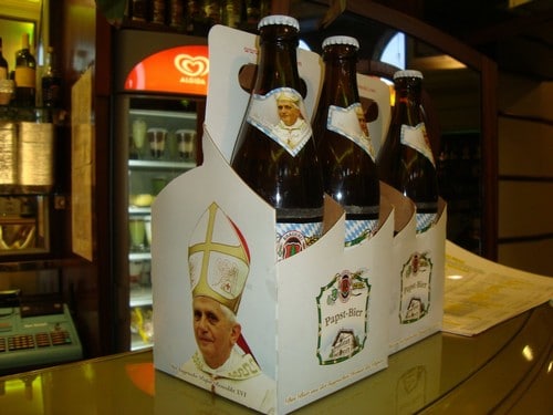 Caixa com a cerveja do Papa