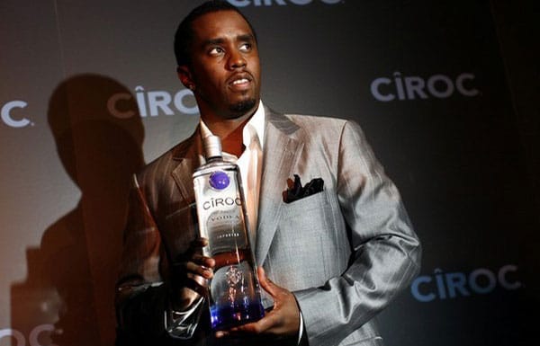 Sean Diddy com uma garrafa da vodka Ciroc