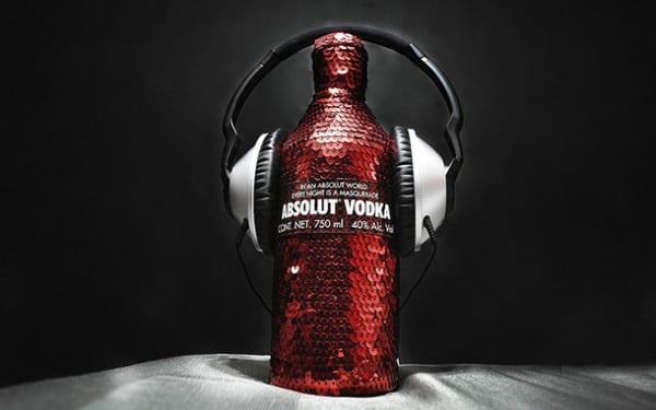 Garrafa de Absolut com um fone de ouvido