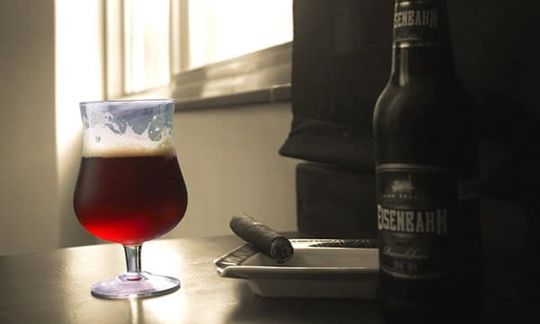 Garrafa e copo da cerveja Eisenbahn Rauchbier