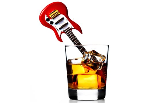 Guitarra dentro de um copo de whisky