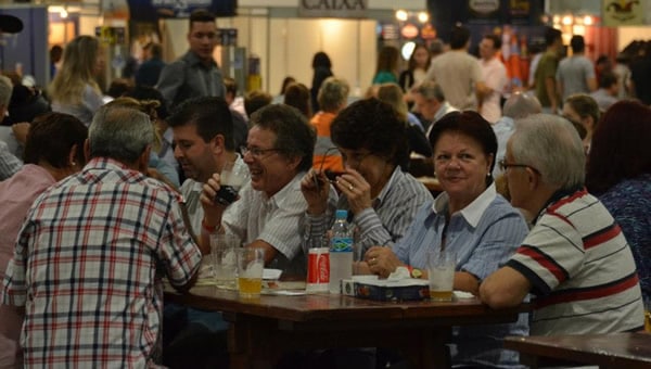 Pessoas bebendo cerveja no Festival