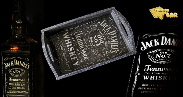 Bandeja e garrafas do whiskey Jack Daniels