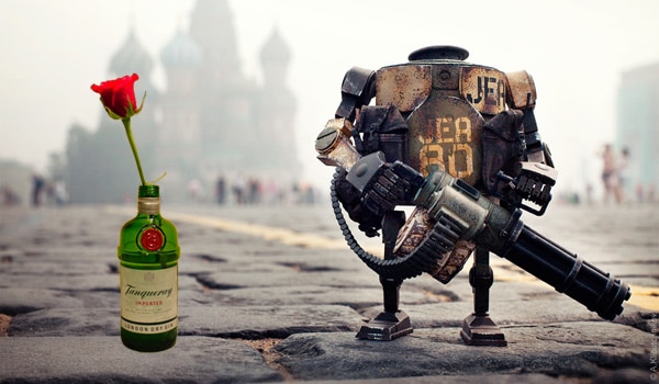 Robo no final de uma guerra com um garrafa de Gin e rosa do lado