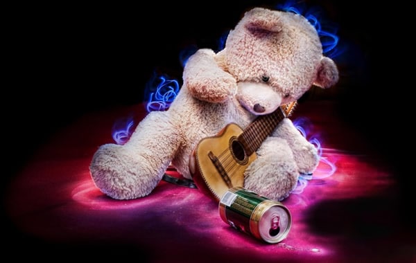 Urso tocando violão e bebendo cerveja, simbolizando a bebida e música