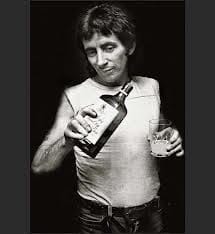 Bon Scott segurando uma garrafa