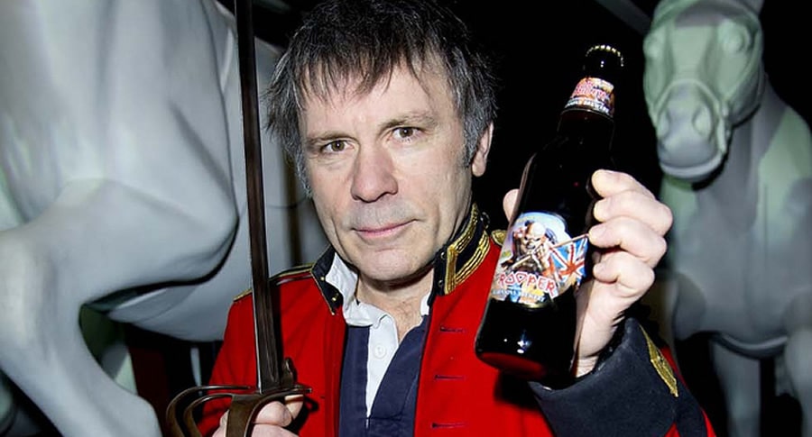 Bruce Dickinson segurando a garrafa da cerveja do Iron Maiden