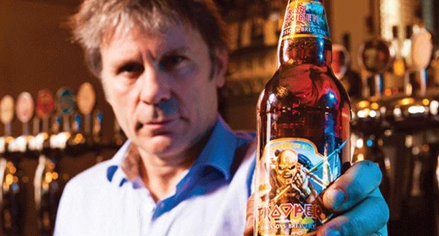 Bruce Dickinson segurando a cerveja Trooper