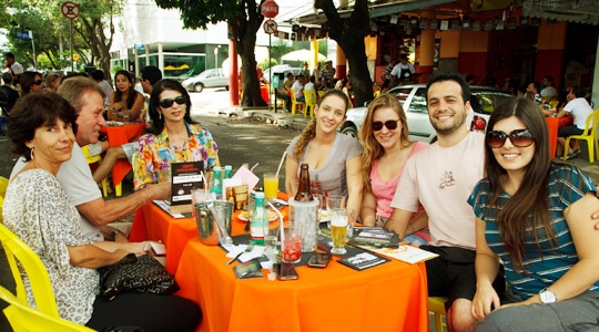 Galera reunida no boteco