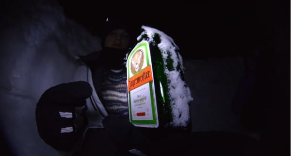 Garrafa de Jagermeister coberta de gelo