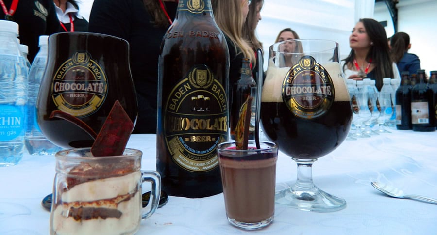 Garrafa e copo da cerveja Baden Baden Chocolate Beer com doces