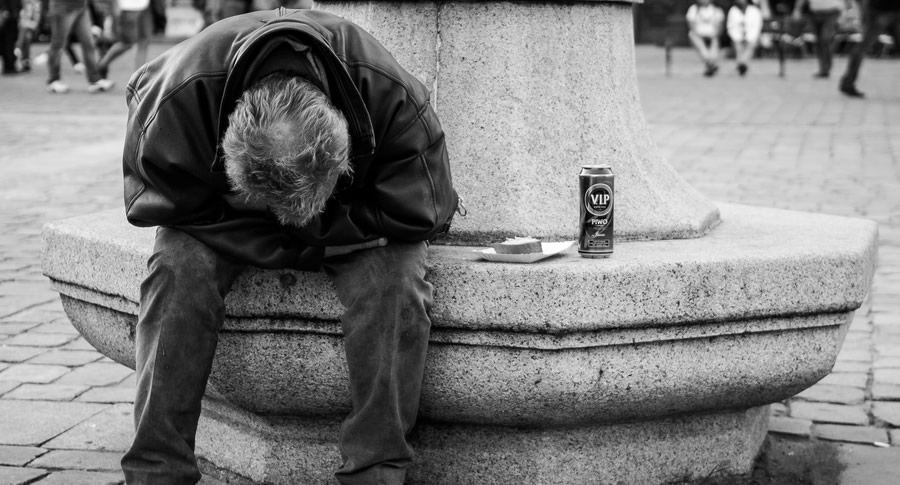 Homem triste com uma lata de cerveja