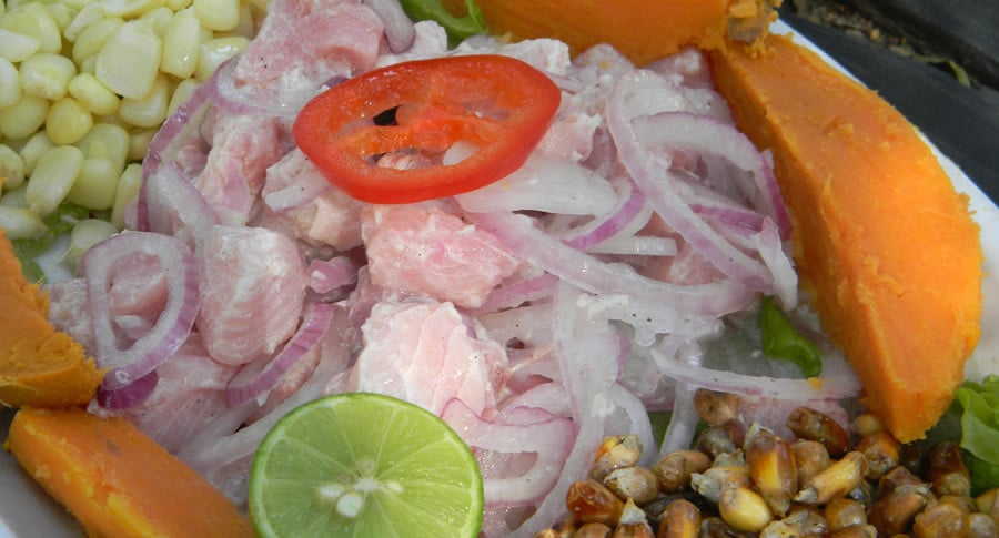 Tigela com ingredientes pro preparo do ceviche