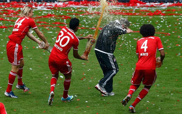 Jogadores banham a comissão técnica do Bayer