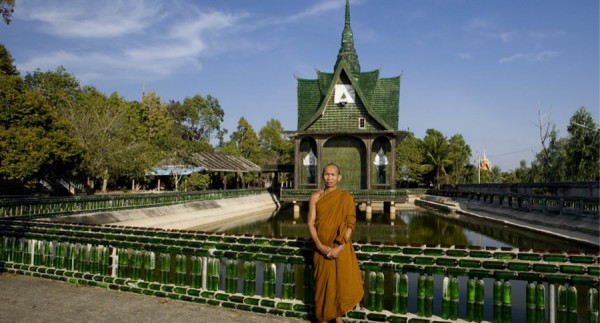 Monge no Templo budista construído com garrafas de cerveja