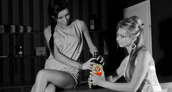 Mulheres segurando uma garrafa de Jägermeister