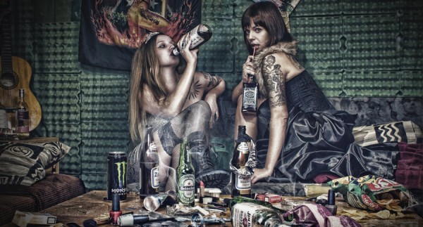 Mulheres consumindo bebidas e drogas