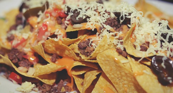 Nachos com azeitonas e carne