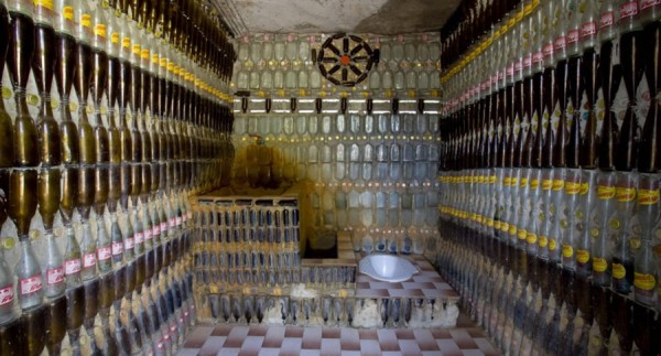 Banheiro do Templo Budista construído com garrafas de cerveja