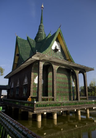 Templo Budista feito com garrafas de cerveja