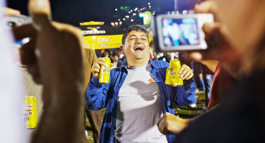 Gordinho bêbado com latas de cerveja